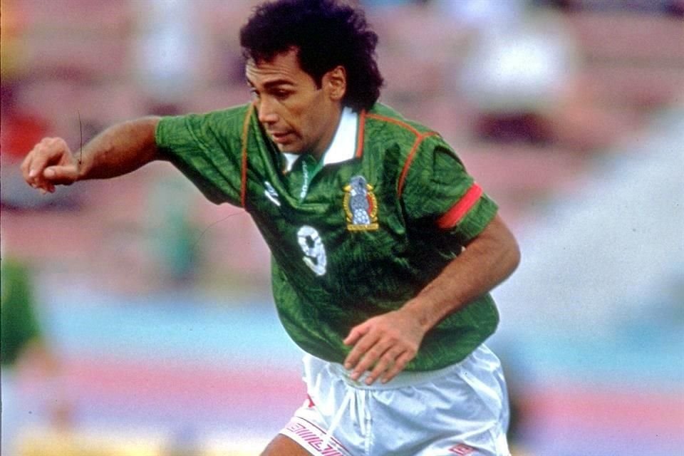 Analiza un nuevo episodio de 'Bios. Vidas que Marcaron la Tuya' los logros y el pensamiento del ídolo del futbol mexicano Hugo Sánchez.