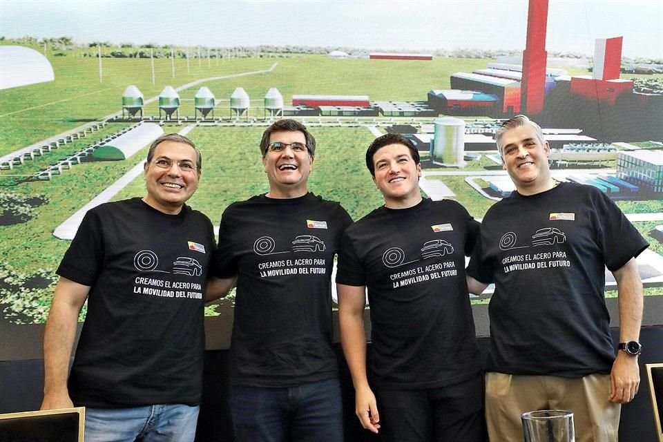 César Jiménez, Presidente Ejecutivo de Ternium México; Máximo Vedoya, CEO de Ternium; Samuel García, Gobernador de Nuevo León, e Iván Rivas, Secretario de Economía Estatal.