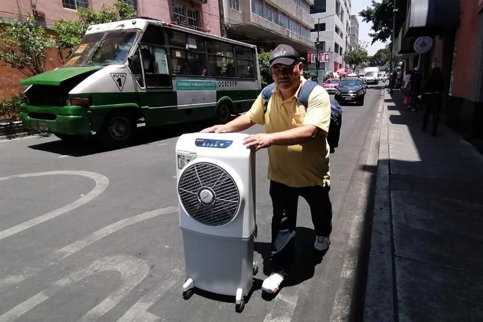 Bolsas de hielo y hasta ventiladores, los capitalinos se han aprovisionado en los últimos días para enfrentar las temperaturas.