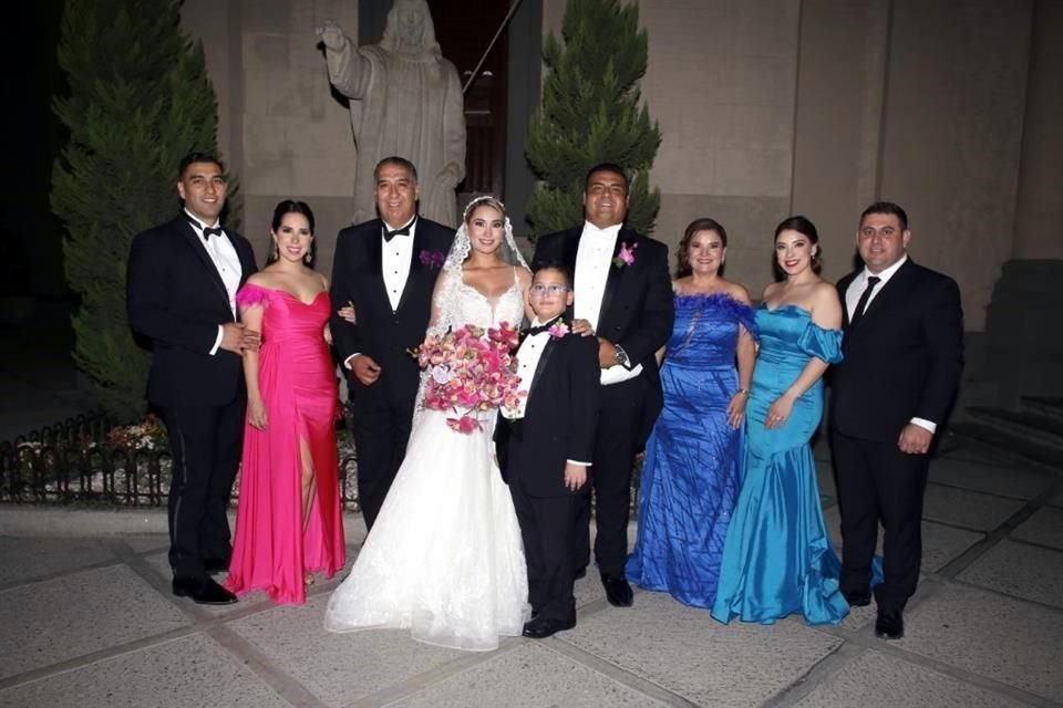 Ángel Flores Leal, Priscilla Ramírez. Jesús Ángel Flores Álvarez, Anasofía Flores Leal, Diego Gómez Flores, Juan Luis Cazares González, Valeria Leal Cantú, Daniela Flores Leal y Baltazar Oyervides Mar