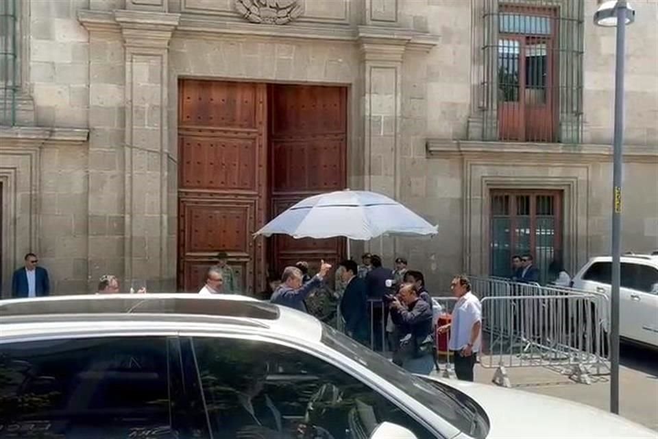 La reunión en Palacio Nacional es entre el Presidente AMLO, el líder de Morena y los Gobernadores emanados del partido, además de integrantes del Gabinete federal.