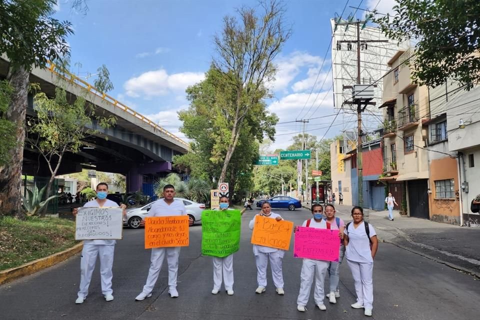 Camilleros, enfermeros, cocineros, médicos y administrativos del Hospital General de Xoco realizan un bloqueo en Avenida Cuauhtémoc por basificación y salarios justos.