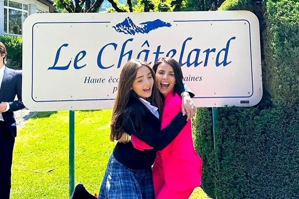 Caia López con su mamá Claudia de la Torre