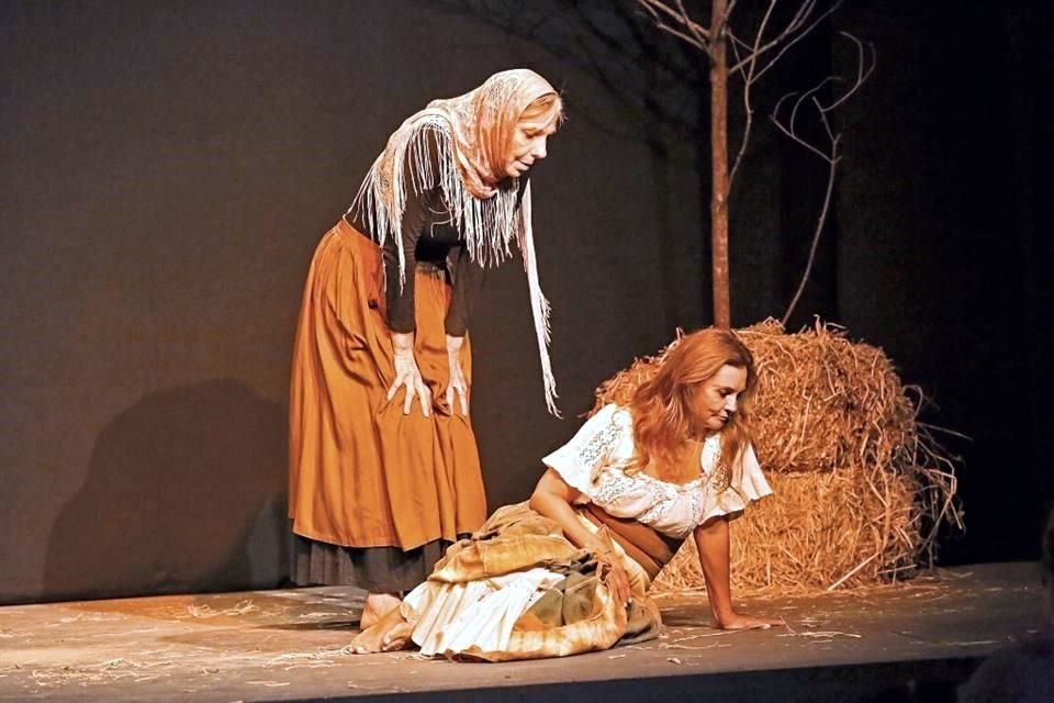 Fernanda Reyes y Balbina Sada en la obra 'Embrujo'.