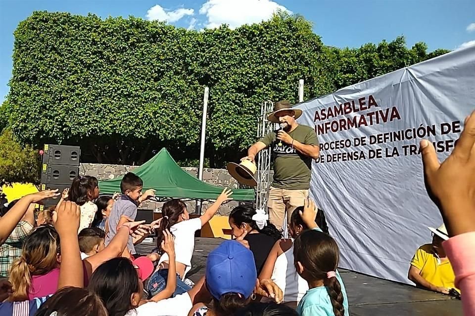 En una de las asambleas informativas de Adán Augusto López se repartieron hasta sombreros previo al mitin del ex titular de Segob.