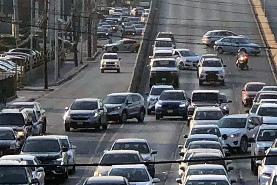 Vecinos del sur de Monterrey bloquean la Avenida Garza Sada a la altuira de la Plaza la Silla para protestar por cortes de luz.