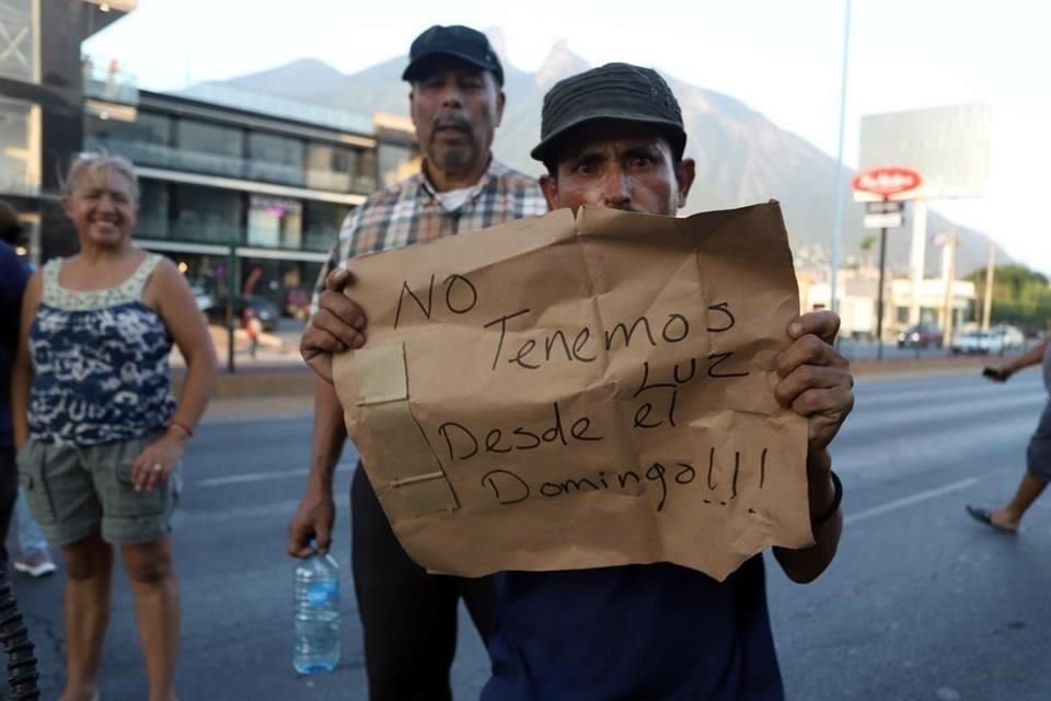 Vecinos del sur de Monterrey bloquean la Avenida Garza Sada a la altura de la Plaza la Silla para protestar por cortes de luz.