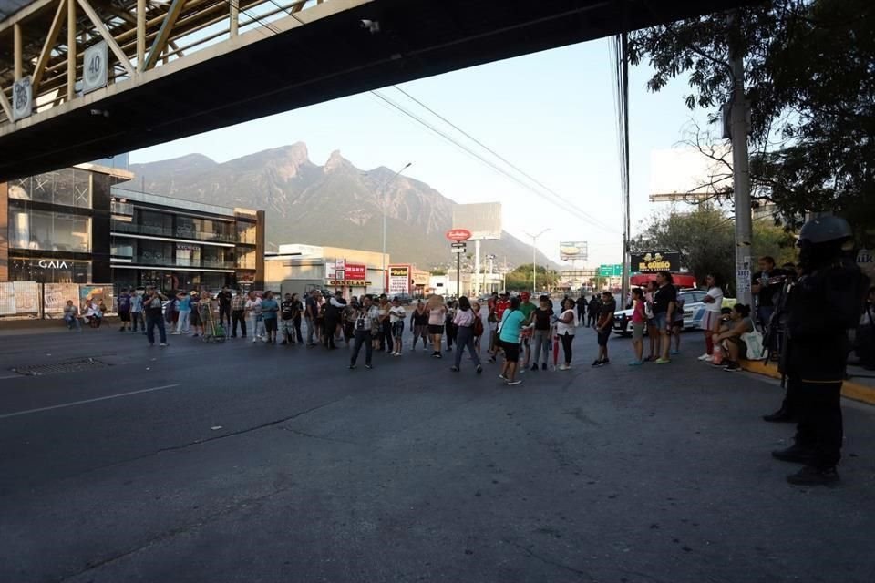 Vecinos del sur de Monterrey bloquean la Avenida Garza Sada a la altura de la Plaza la Silla para protestar por cortes de luz.