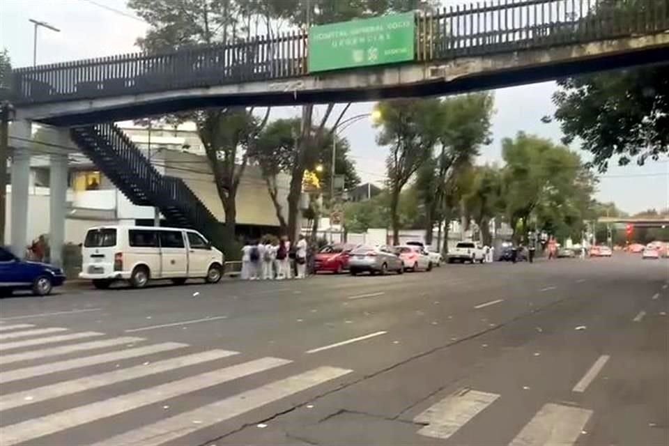 Manifestantes suspendieron el bloqueo afuera del Hospital Xoco.