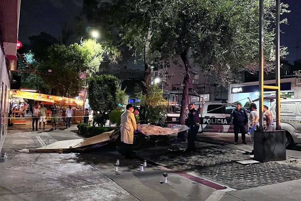 Un hombre de la tercera edad murió cuando le cayeron encima varias tablas de madera que se desplomaron del edificio del Partido del Trabajo.