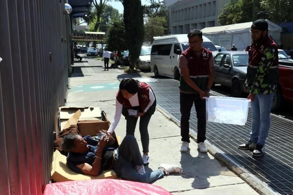 La Sibiso repartió ayer agua y suero a gente en situación de calle, como parte de la Jornada de Hidratación para Personas Prioritarias.