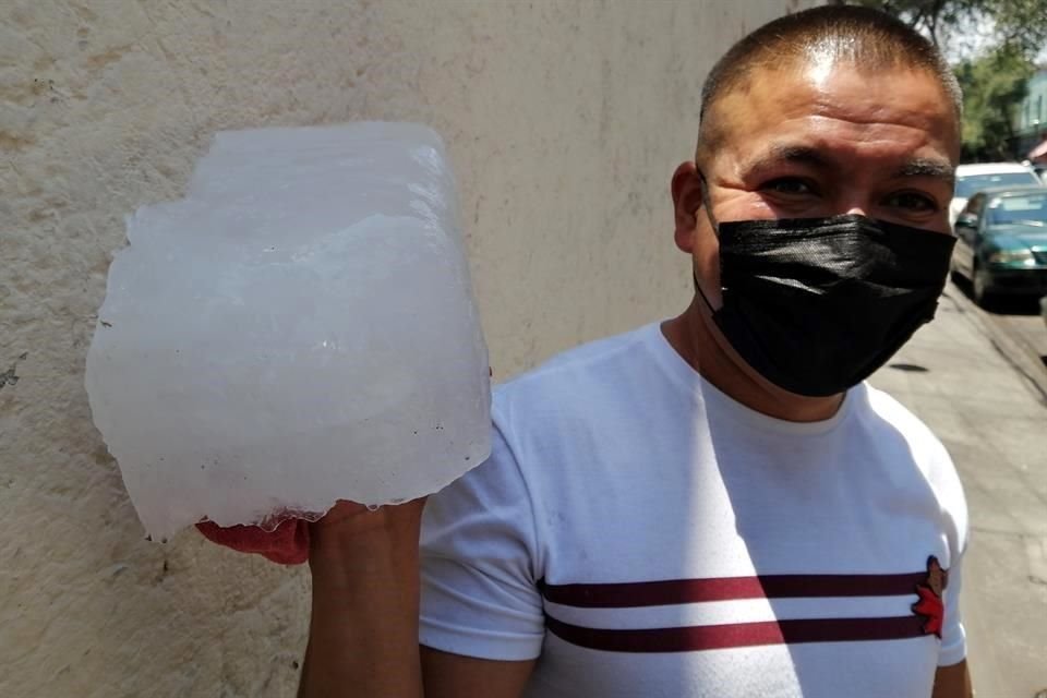 La alta demanda de hielo comienza a registrarse; José fue a comprar, pero encontró sólo un pedazo.