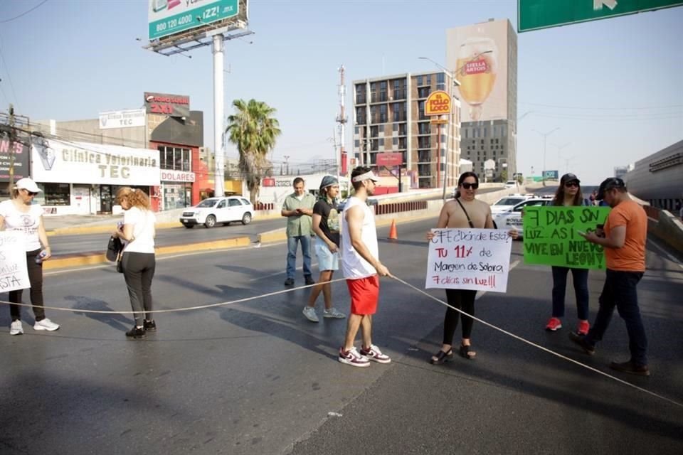 Un grupo de vecinos bloqueó la Avenida Garza Sada para exigir a CFE solución a los cortes de luz.