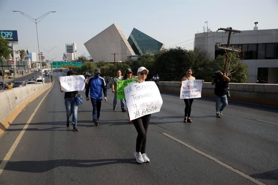 Los vecinos caminaron por los carriles centrales de Garza Sada en dirección al norte, a la altura de Luis Elizondo.