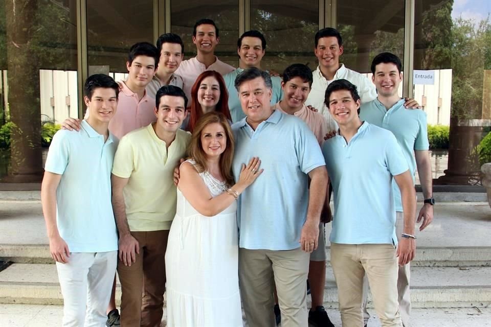 Diego Garza, David Garza, Bernardo Garza, Andrés Garza, Paulina Garza, Javier Garza, Raúl Garza, Gabriel Garza, Nora de Garza, Raúl Garza, Santiago Garza, Esteban Garza y Rafael Garza Castillo