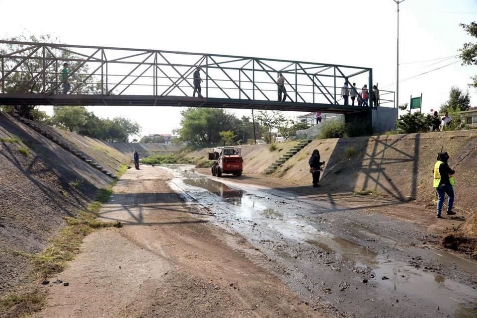 Personal de San Nicolás y Guadalupe limpiaron el cauce del arroyo La Talaverna.