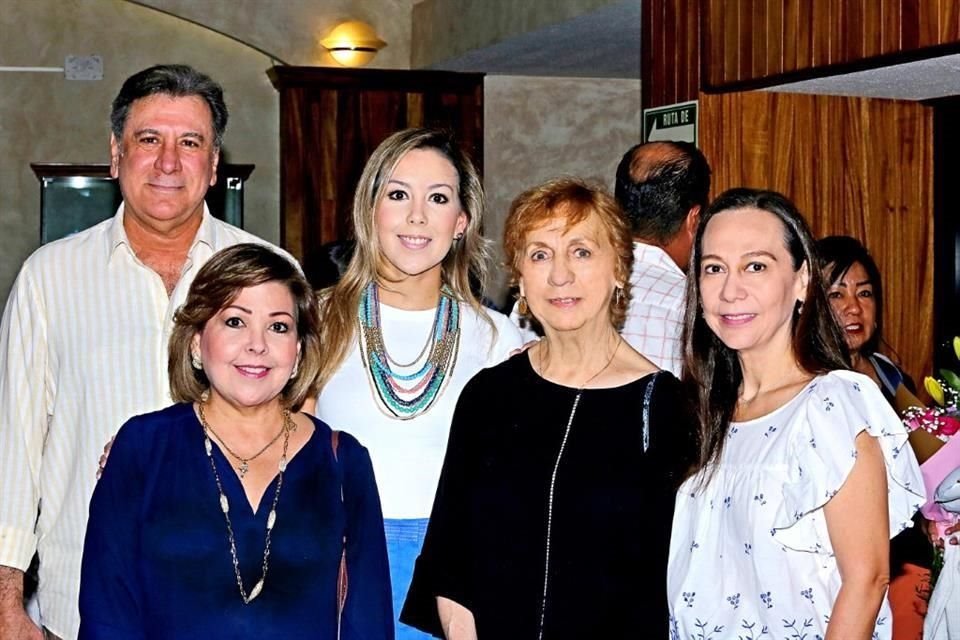 Jorge Duarte, Magdalena Flores, Bárbara Duarte, Consuelo Zambrano y Esperanza Garza