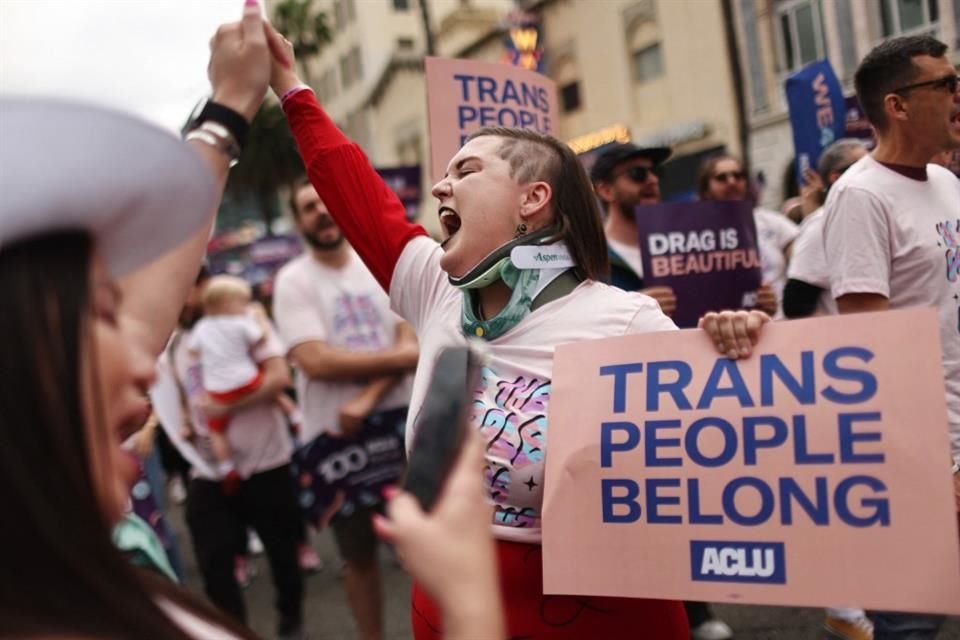 Participantes en la marcha del Orgullo LGBTQ+ en California gritan consignas en apoyo de las personas transgénero, el 11 de junio.