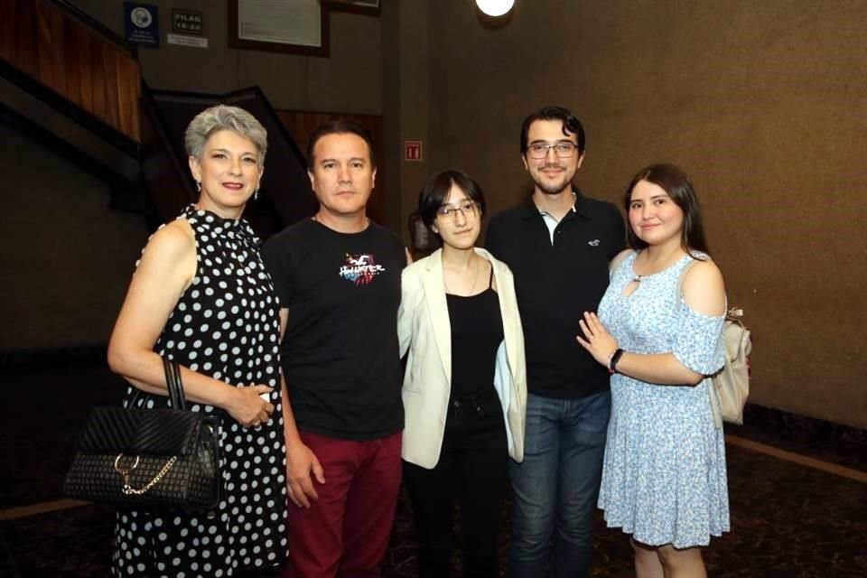 Martha Elizondo, Sergio Palacios, Melanie Palacios, Sergio Palacios y Alva Sánchez