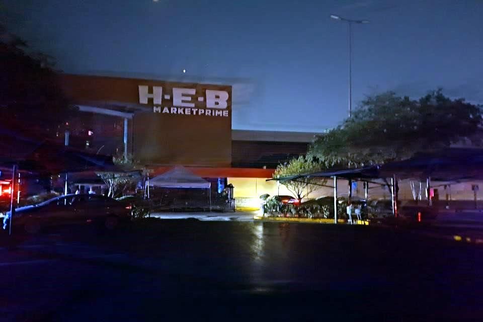 El HEB de Avenida Gómez Morín fue desalojado el jueves al quedarse sin electricidad.