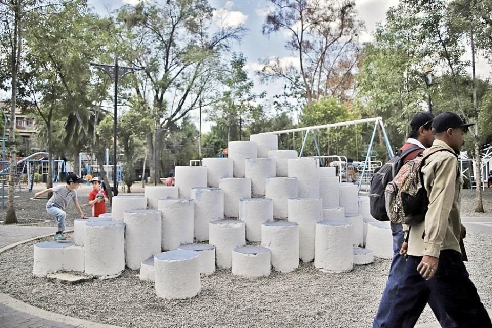 Vecinos de la Roma criticaron la remodelación que hizo la Cuauhtémoc al Jardín Pushkin por pintar de blanco los juegos, pues colores daban identidad.