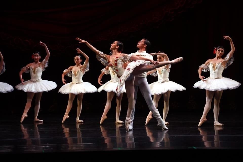 En 'Paquita' se unieron solistas y cuerpo de baile.