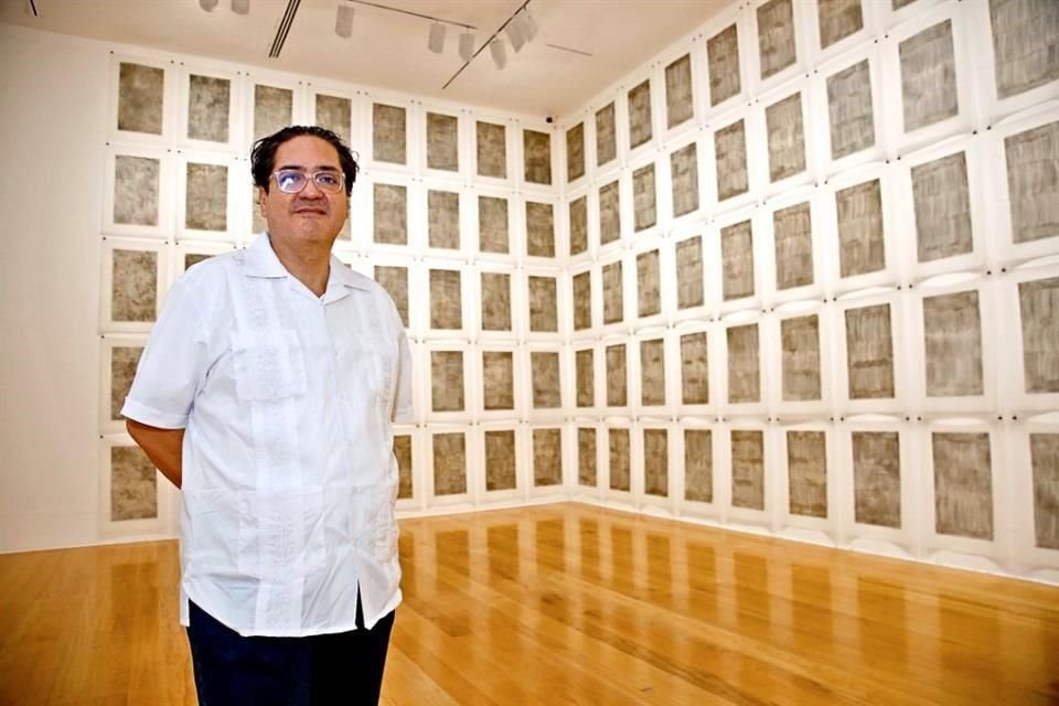 Miguel Rodríguez Sepúlveda y su obra '200 espejos de plata (2007-2009)'.