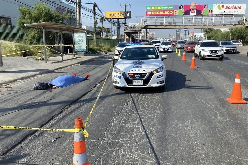 Policías de San Nicolás resguardaron el cuerpo que quedó en la Avenida Miguel Alemán.