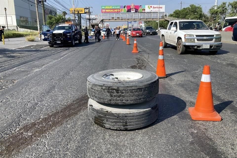 Las llantas se salieron de un camiónde carga pesada que circulaba por la carretera.