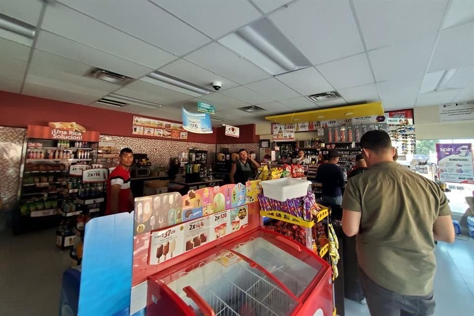 Las personas buscaban cómo mitigar el calor, por lo que abarrotaron las tienditas.