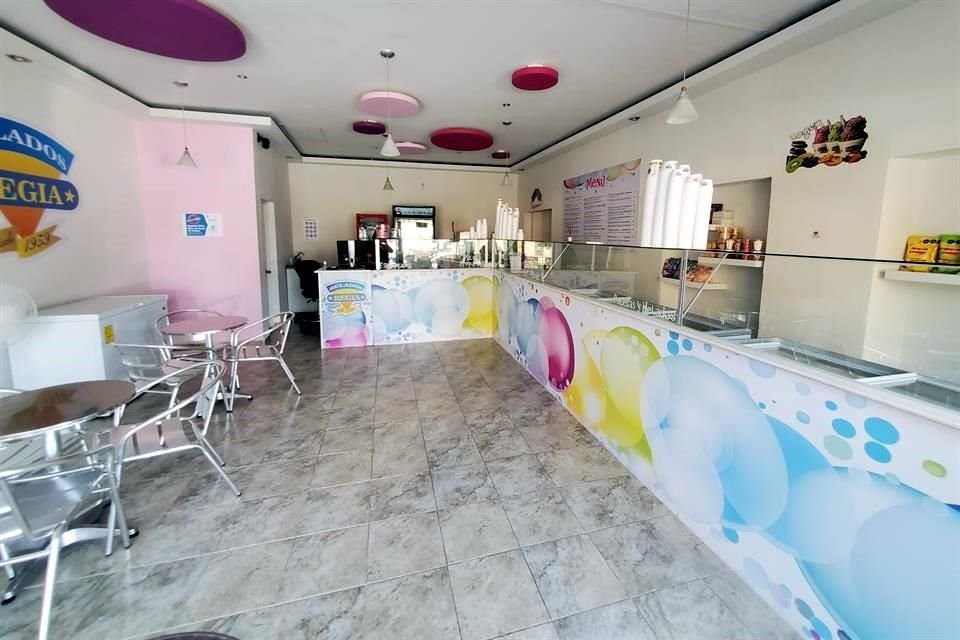 Un negocio de helados estaba vacío por la falta de energía eléctrica.