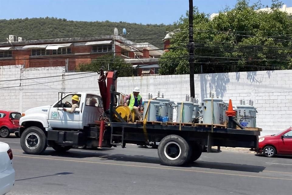 Los trabajadores de la CFE no se dan abasto ante los reportes de fallas en el servicio.