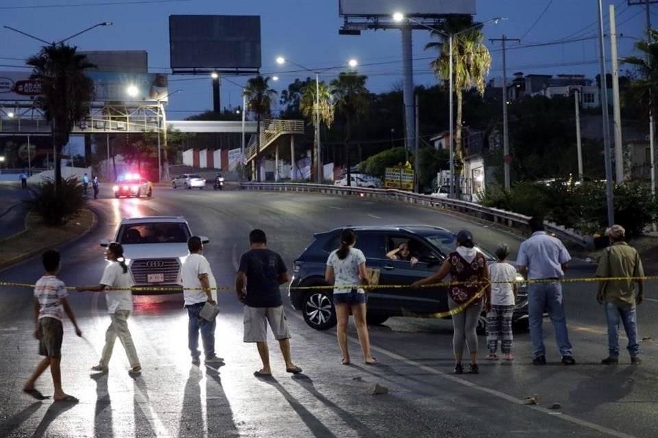 Por la noche, vecinos de Burócratas Municipales bloquearon la Avenida Alfonso Reyes