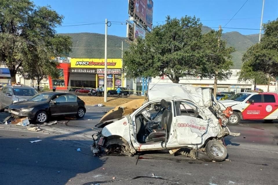 El choque entre cuatro vehículos en la Avenida Eugenio Garza Sada dejó al menos dos personas fallecidas.