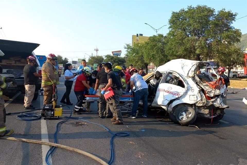 Los vehículos implicados en el accidente quedaron destrozados, como el March de una empresa de fumigación.