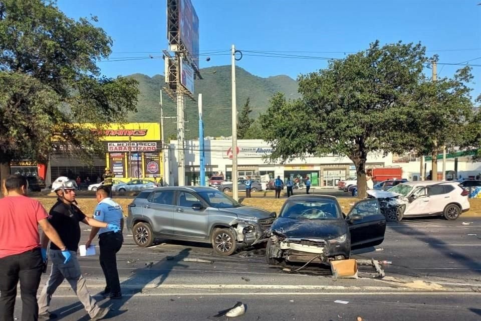 Las autoridades investigan la causa del choque múltiple que dejó dos personas fallecidas.