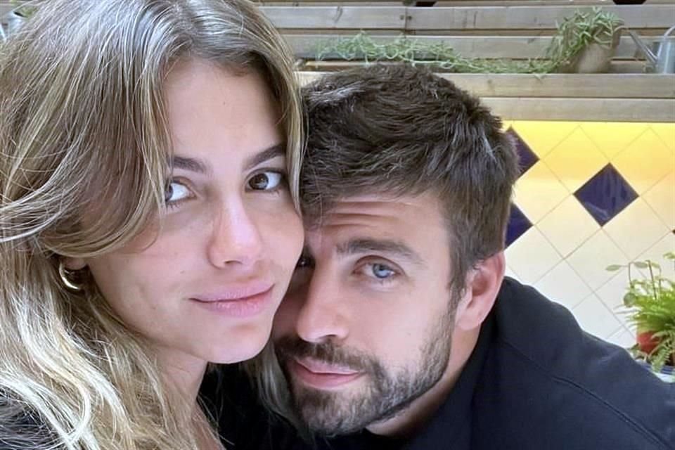 Gerard Piqué  acudió a la boda de su hermano en compañía de Clara Chía, pero sin sus hijos Milan y Sasha.