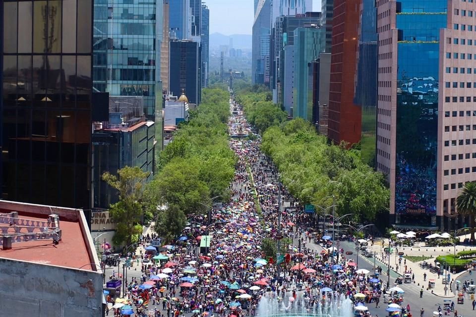 Pese a las altas temperaturas, la afluencia de la marcha fue numerosa entre los contingentes gays, lésbicos, bisexuales, asexuales, binarios, bisexuales, trans, y más.