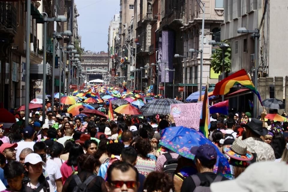 Pese a las altas temperaturas, la afluencia de la marcha fue numerosa entre los contingentes gays, lésbicos, bisexuales, asexuales, binarios, bisexuales, trans y más.