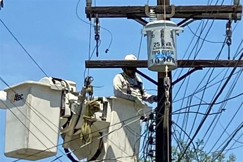 El cobro por servicio de energía eléctrica se eleva en el Centro de Monterrey ante falta de personal de CFE para vigilar medidores.