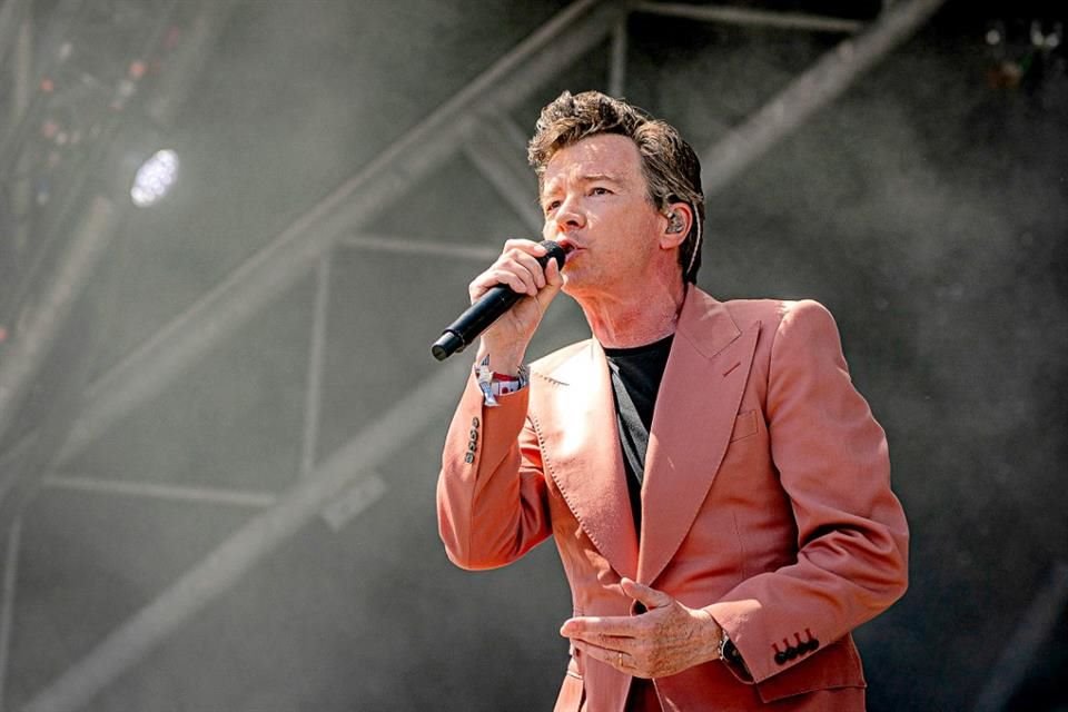 Rick Astley prendió con sus clásicos de los 80.