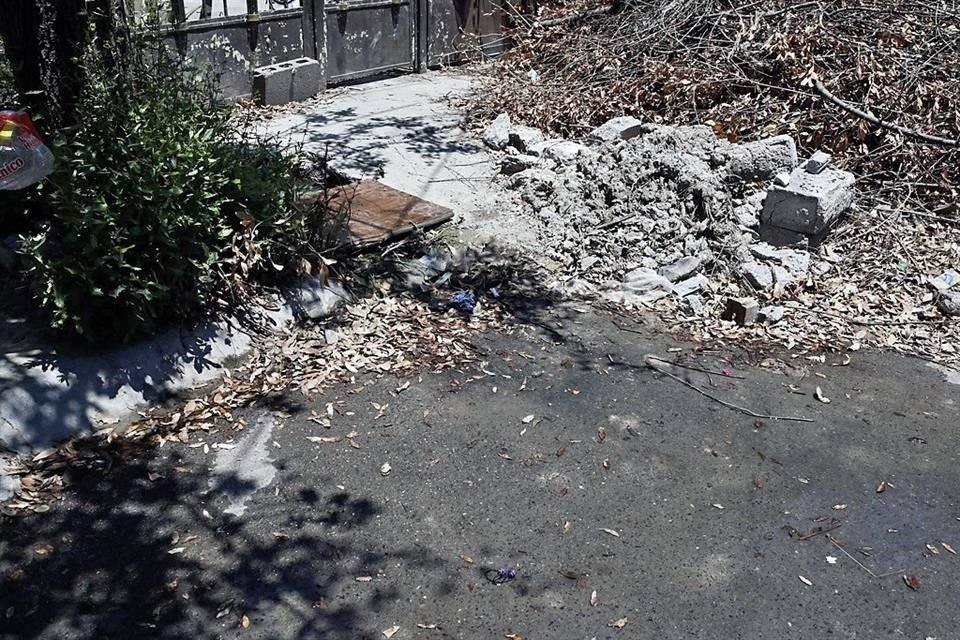 Vecinos de la Colonia Hacienda Los Lermas en Guadalupe, denuncian una tubería de drenaje pluvial rota que provoca malestares y enfermedades.