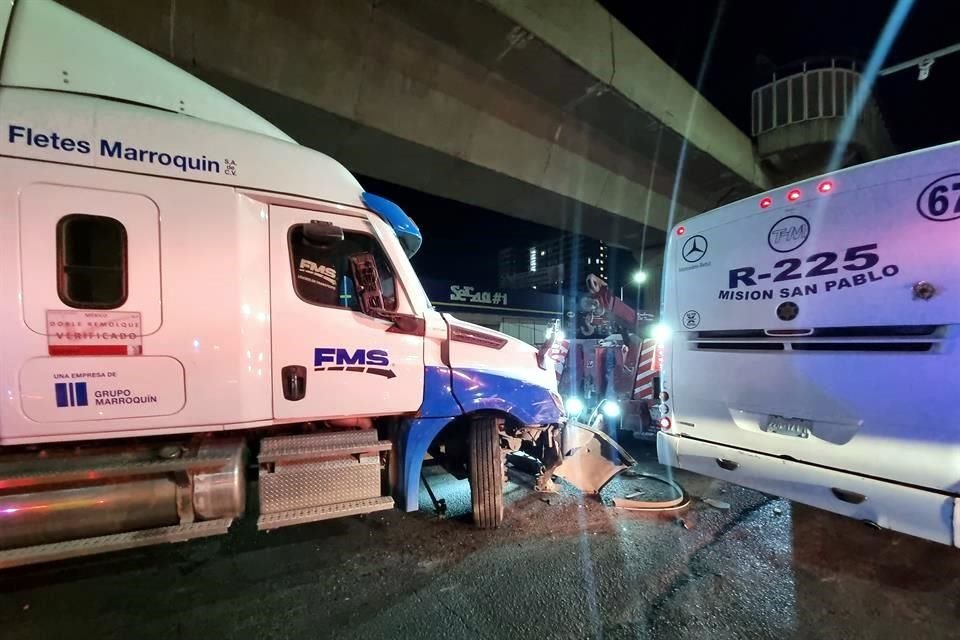 Tras ser chocado por un tráiler, un camión de la Ruta 225 Huinalá se estrella contra un semáforo y lo derriba, dejando a tres lesionados.