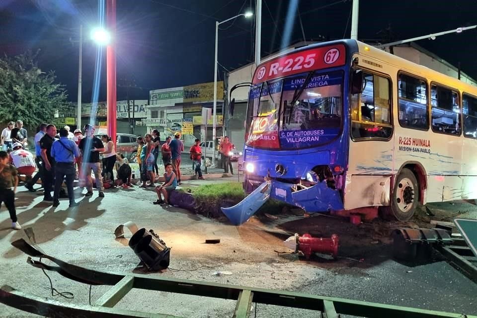 Tras ser chocado por un tráiler, un camión de la Ruta 225 Huinalá se estrella contra un semáforo y lo derriba, dejando a tres lesionados.