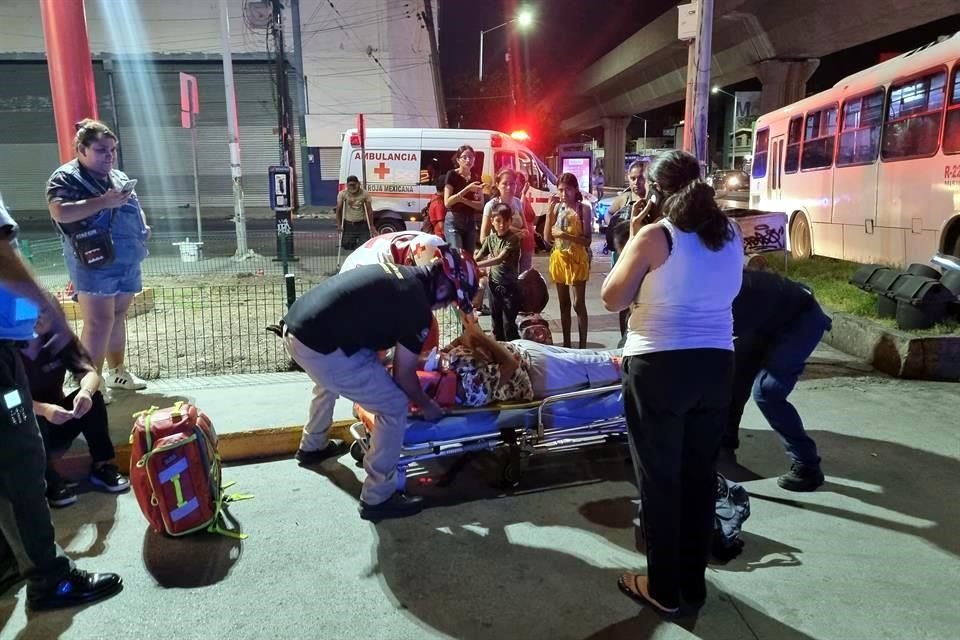 Tras ser chocado por un tráiler, un camión de la Ruta 225 Huinalá se estrella contra un semáforo y lo derriba, dejando a tres lesionados.