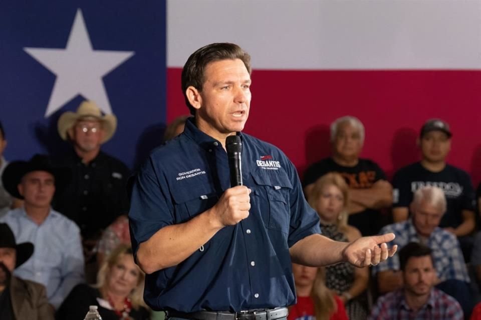 El Gobernador de Florida, Ron DeSantis, habló con votantes durante un evento de campaña en Eagle Pass, Texas.