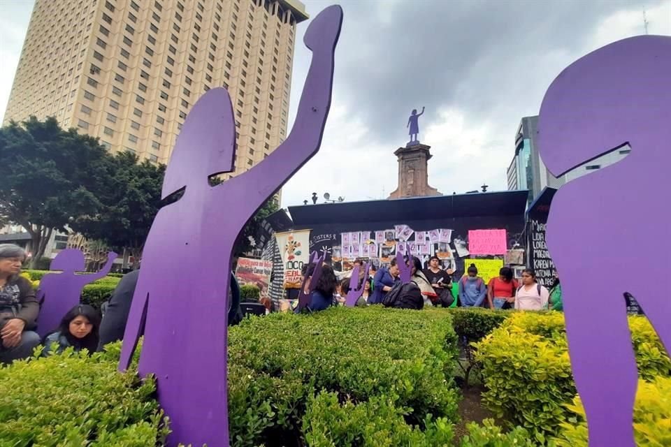 Con música de mariachis, activistas de la Glorieta de las Mujeres que Luchan celebraron que esta permanecerá en Paseo de la Reforma.