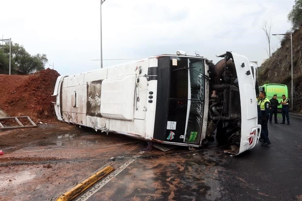 Un autobús de transporte público, que circulaba sin pasajeros en dirección a Indios Verdes, volcó tras impactar un poste de alumbrado.