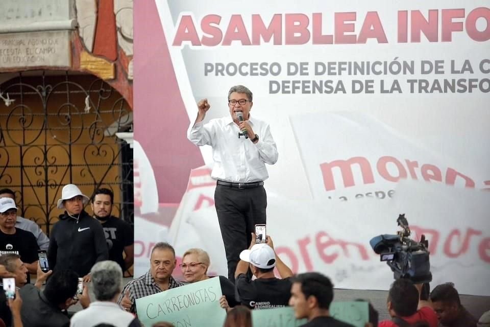 Ricardo Monreal realizó una asamblea informativa en la Alcaldía Magdalena Contreras que duró apenas 10 minutos ante la tormenta que se avecinaba.