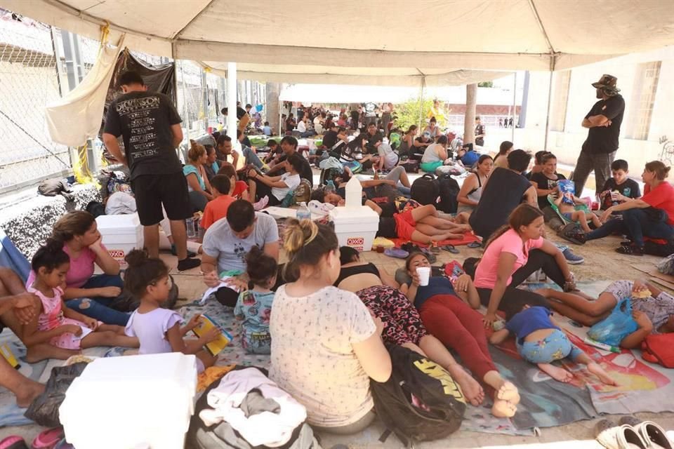 Miles de migrantes varados en Matamoros iniciaron el fin de semana un éxodo a otras ciudades fronterizas, principalmente a Nuevo Laredo.